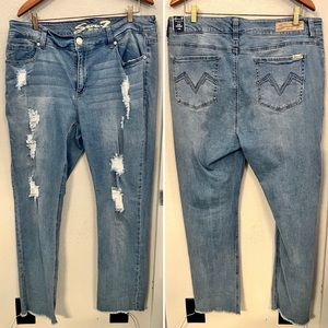 NWT Seven7 Slim Straight Distressed Jeans - Size 18W